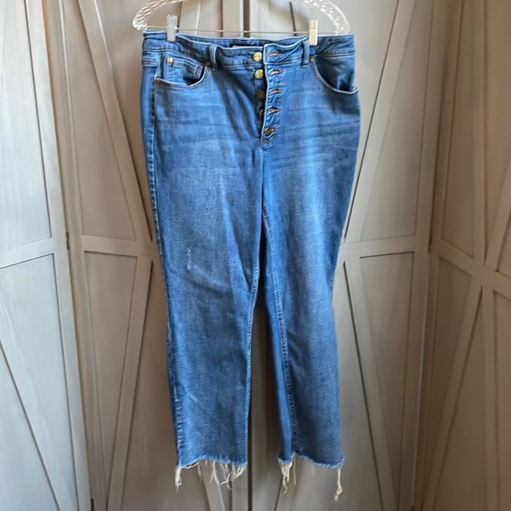 Cropped blue jeans